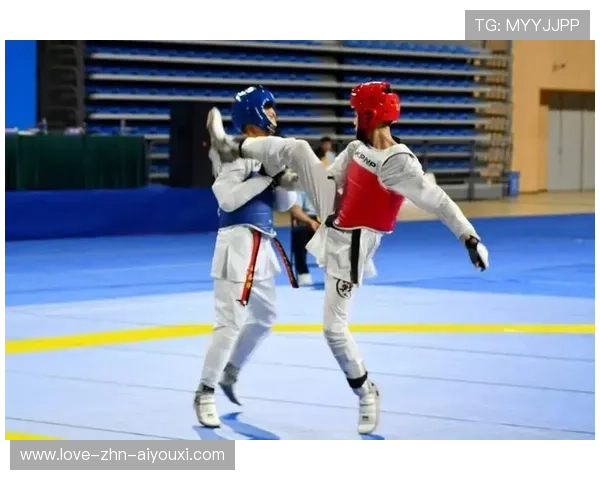 跆拳道比赛飞踢断垫子震惊全队